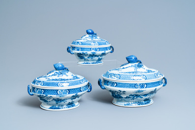 Een uitgebreid Chinees blauw-wit servies met jachtdecor, 18/19e eeuw