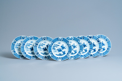 Een uitgebreid Chinees blauw-wit servies met jachtdecor, 18/19e eeuw