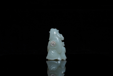 Une figure de 'Shou Lao &agrave; l'enfant' en jade sculpt&eacute;, Chine, 18&egrave;me