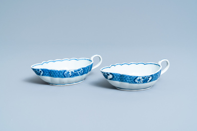 Een uitgebreid Chinees blauw-wit servies met jachtdecor, 18/19e eeuw