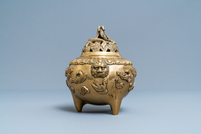 Een Chinese bronzen driepotige wierookbrander met deksel, 19/20e eeuw