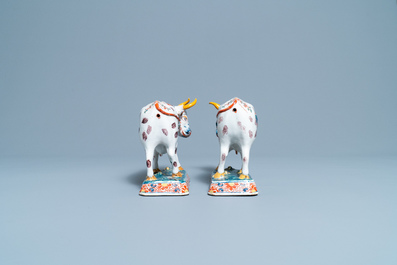 Une paire de mod&egrave;les de vaches en fa&iuml;ence de Delft polychrome, 18&egrave;me