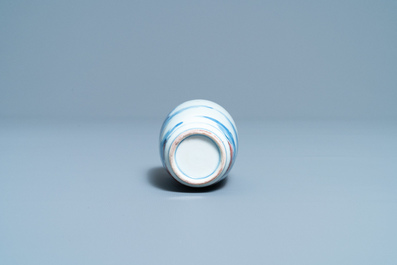 Un petit vase en porcelaine de Chine en bleu, blanc et rouge de cuivre, 19&egrave;me