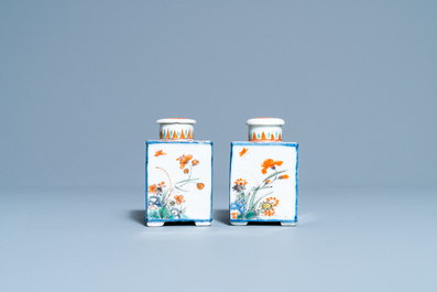 A pair of Chinese famille verte 'rooster' tea caddies and covers, Kangxi