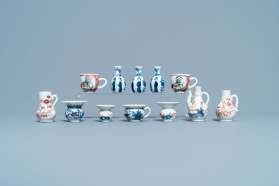 Douze miniatures en porcelaine de Chine en bleu et blanc et de style Imari, Kangxi