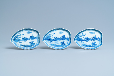 Een uitgebreid Chinees blauw-wit servies met jachtdecor, 18/19e eeuw