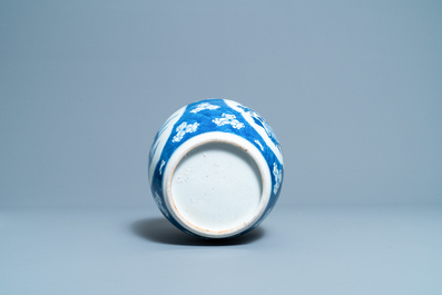 Een Chinese blauw-witte pot met een kylin, Kangxi