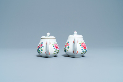 Une paire de th&eacute;i&egrave;res couvertes en porcelaine de Chine famille rose, Yongzheng