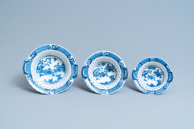 Een uitgebreid Chinees blauw-wit servies met jachtdecor, 18/19e eeuw