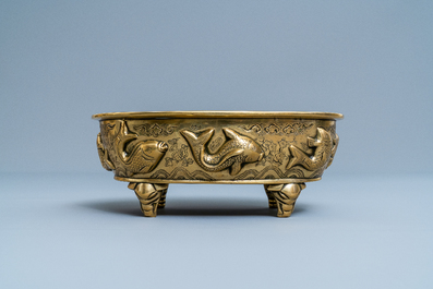 Un br&ucirc;le-parfum de forme ovale en bronze &agrave; d&eacute;cor de poissons, marque de Xuande, 19&egrave;me