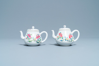 Une paire de th&eacute;i&egrave;res couvertes en porcelaine de Chine famille rose, Yongzheng