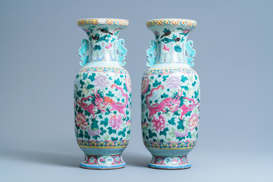 Une paire de vases en porcelaine de Chine famille rose &agrave; d&eacute;cor de dragons, 19&egrave;me