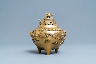 Een Chinese bronzen driepotige wierookbrander met deksel, 19/20e eeuw