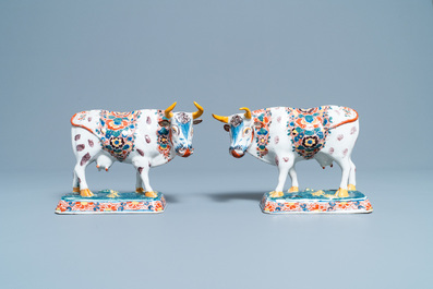 Een paar polychrome Delftse modellen van koeien, 18e eeuw
