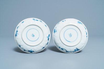 Six plats, une th&eacute;i&egrave;re et une aigui&egrave;re en porcelaine de Chine en bleu et blanc, Kangxi et apr&egrave;s