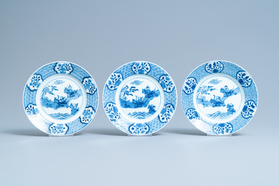 Een uitgebreid Chinees blauw-wit servies met jachtdecor, 18/19e eeuw