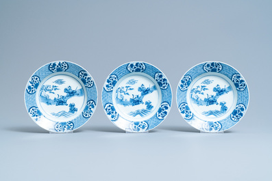 Een uitgebreid Chinees blauw-wit servies met jachtdecor, 18/19e eeuw