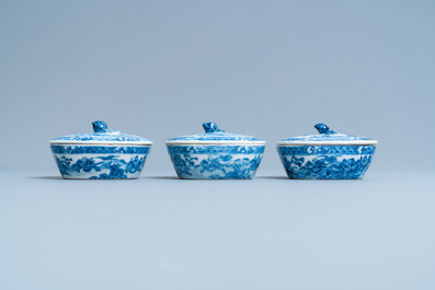 Een uitgebreid Chinees blauw-wit servies met jachtdecor, 18/19e eeuw