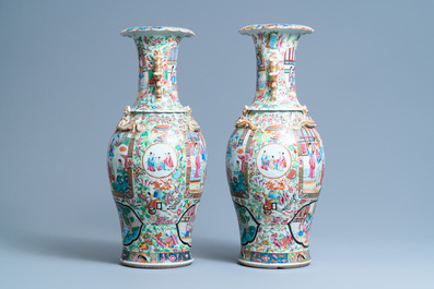 Une paire de vases en porcelaine de Chine famille rose de Canton, 19&egrave;me