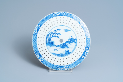 Een uitgebreid Chinees blauw-wit servies met jachtdecor, 18/19e eeuw