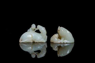 Deux groupes en jade sculpt&eacute; aux sujets animaliers, Qing