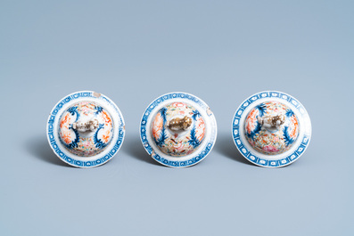 Une garniture de cinq vases en porcelaine de Chine famille rose &agrave; d&eacute;cor mandarin, Qianlong