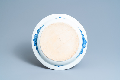 Een uitgebreid Chinees blauw-wit servies met jachtdecor, 18/19e eeuw