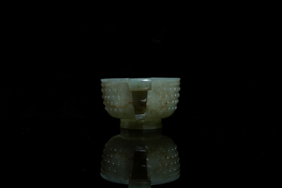 Een Chinese jade 'libation cup', Ming