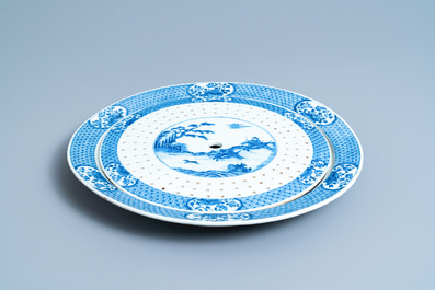 Een uitgebreid Chinees blauw-wit servies met jachtdecor, 18/19e eeuw