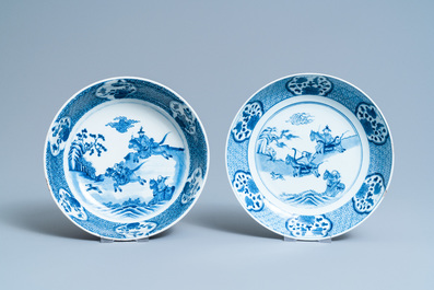 Een uitgebreid Chinees blauw-wit servies met jachtdecor, 18/19e eeuw