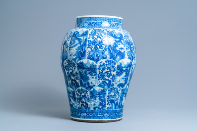 Een zeer grote Chinese blauw-witte vaas met florale en landschapspanelen, Kangxi
