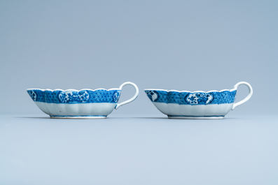 Een uitgebreid Chinees blauw-wit servies met jachtdecor, 18/19e eeuw