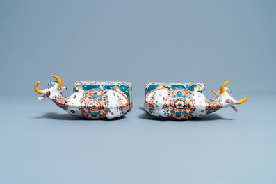 Une paire de mod&egrave;les de vaches en fa&iuml;ence de Delft polychrome, 18&egrave;me