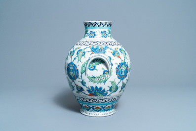 Een grote bolle vaas in Iznik-stijl, Cantagalli, Itali&euml;, 19e eeuw