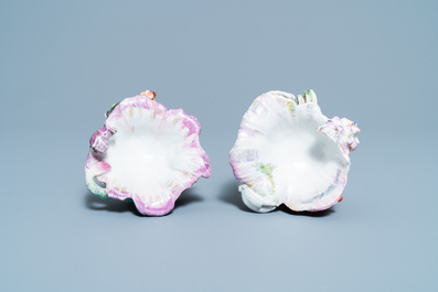 Deux salerons en forme de coquillages en porcelaine de Chelsea, Angleterre, 18&egrave;me