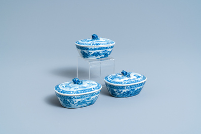 Een uitgebreid Chinees blauw-wit servies met jachtdecor, 18/19e eeuw