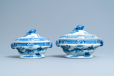 Een uitgebreid Chinees blauw-wit servies met jachtdecor, 18/19e eeuw