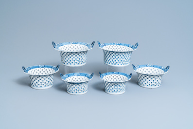 Een uitgebreid Chinees blauw-wit servies met jachtdecor, 18/19e eeuw