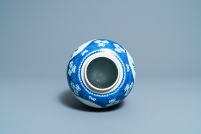 Een Chinese blauw-witte pot met een kylin, Kangxi