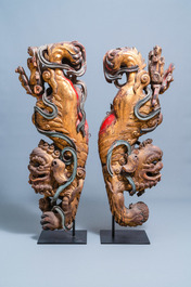 Deux fragments de colonnes en bois dor&eacute; et polychrom&eacute; figurant des lions bouddhistes, Chine, 18/19&egrave;me