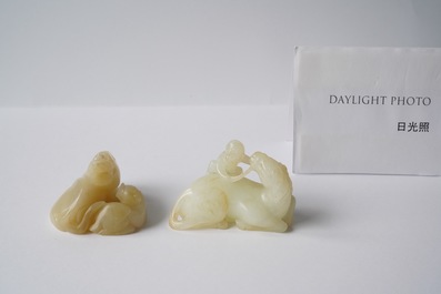 Deux groupes en jade sculpt&eacute; aux sujets animaliers, Qing