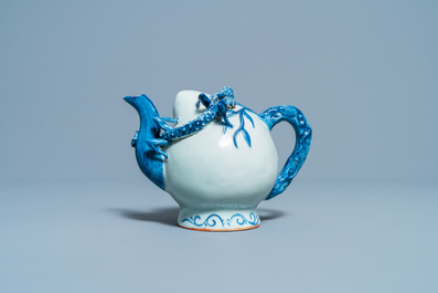 Une th&eacute;i&egrave;re 'cadogan' en forme de p&ecirc;che en porcelaine de Chine en bleu et blanc, 19&egrave;me