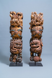 Deux fragments de colonnes en bois dor&eacute; et polychrom&eacute; figurant des lions bouddhistes, Chine, 18/19&egrave;me