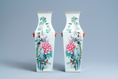 Une paire de vases de forme carr&eacute;e en porcelaine de Chine famille rose, 19/20&egrave;me