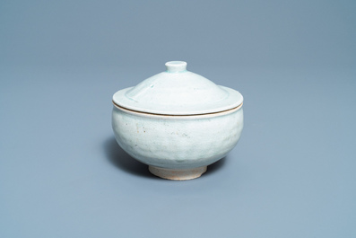 Une coupe et un bol couvert en gr&egrave;s porcelaineux de type qingbai, Chine, Song/Yuan