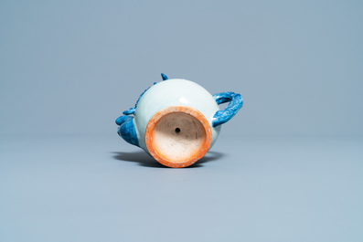 A Chinese blue and white peach-shaped cadogan teapot, 19th C.