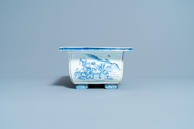 Une jardini&egrave;re de forme rectangulaire en porcelaine de Chine en bleu et blanc, Kangxi/Yongzheng