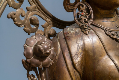 Een uitzonderlijke grote bronzen figuur van de Witte Tara, Nepal, 19e eeuw