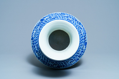 Un grand vase de forme 'hu' en porcelaine de Chine en bleu et blanc, marque de Qianlong, 19&egrave;me