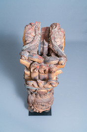 Deux fragments de colonnes en bois dor&eacute; et polychrom&eacute; figurant des lions bouddhistes, Chine, 18/19&egrave;me